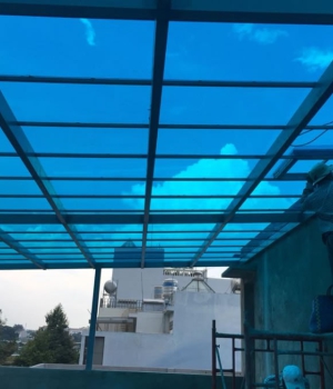 thi công tấm lợp lấy sáng cho hộ gia đình