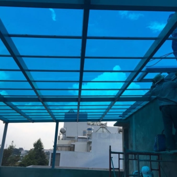 thi công tấm lợp lấy sáng cho hộ gia đình